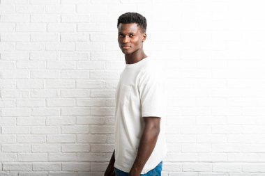 Yakışıklı koyu tenli adam poz