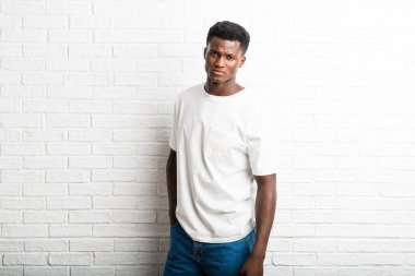 Yakışıklı koyu tenli adam poz