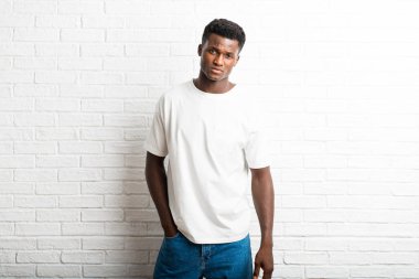 Yakışıklı koyu tenli adam poz