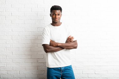 Yakışıklı koyu tenli adam poz