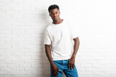 Yakışıklı koyu tenli adam poz