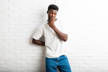 Yakışıklı koyu tenli adam poz