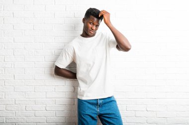 Yakışıklı koyu tenli adam poz