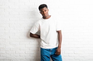 Yakışıklı koyu tenli adam poz