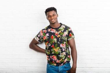 Yakışıklı koyu tenli adam poz