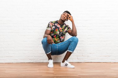 Yakışıklı koyu tenli adam poz