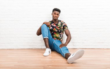 Yakışıklı koyu tenli adam poz