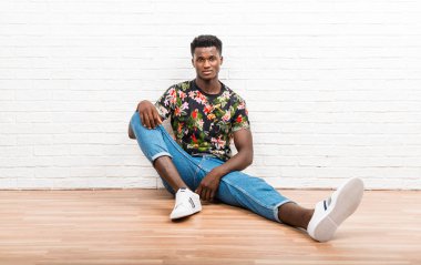 Yakışıklı koyu tenli adam poz