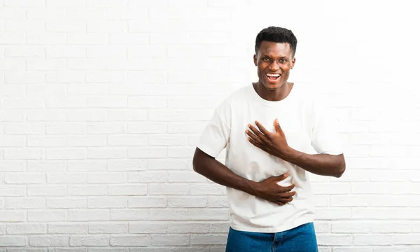 Hombre Piel Oscura Sonriendo Mucho Mientras Pone Las Manos Pecho — Foto de Stock