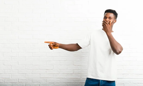 Homem Pele Escura Apontando Dedo Para Lado Apresentando Produto Com — Fotografia de Stock