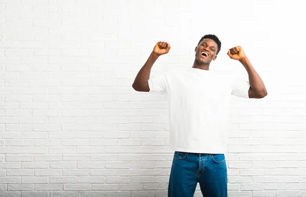 Homem Pele Escura Comemorando Uma Vitória Posição Vencedor — Fotografia de Stock