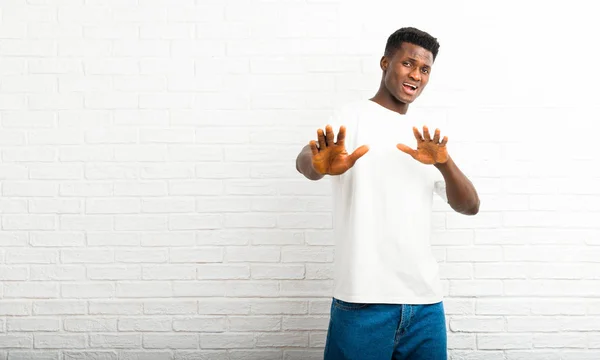 Homem Pele Escura Pouco Nervoso Assustado Esticando Mãos Para Frente — Fotografia de Stock