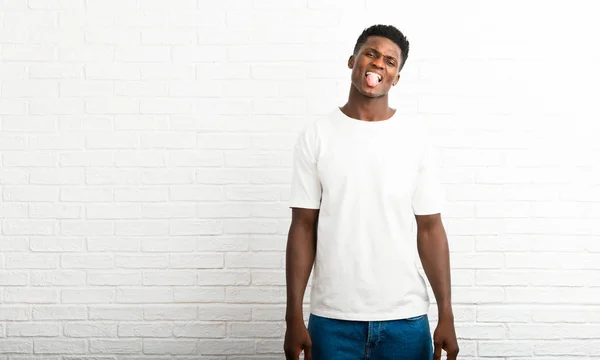 Темношкірий Чоловік Робить Смішні Божевільні Емоції Обличчя — стокове фото