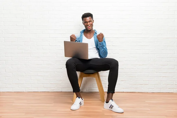 Hombre Afroamericano Trabajando Con Portátil Celebrando Una Victoria — Foto de Stock