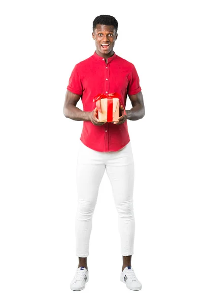 全身体的年轻非洲裔美国男子手持礼品盒在白色背景手 — 图库照片