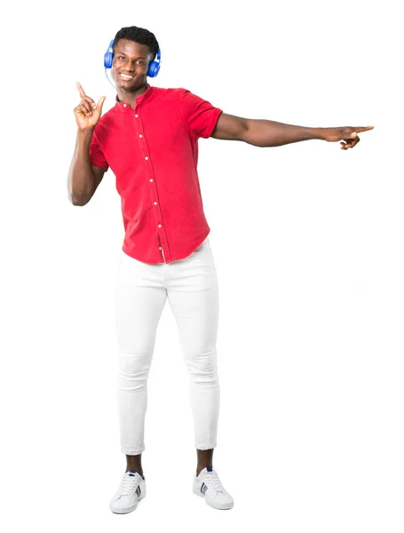 Teljes Test Fiatal Afroamerikai Férfi Zenehallgatás Fejhallgató Tánc Fehér Háttér — Stock Fotó