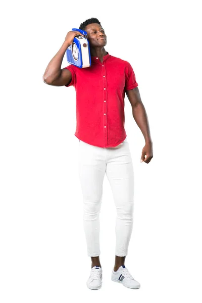 白い背景の青いビンテージ ラジオを保持若いアフリカ系アメリカ人の完全なボディ — ストック写真