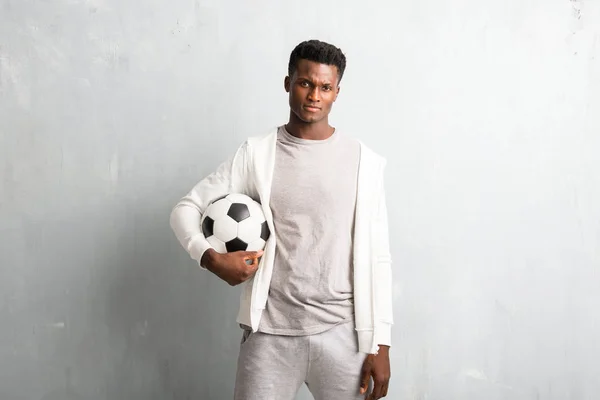 Africano Americano Desportista Segurando Uma Bola Futebol — Fotografia de Stock