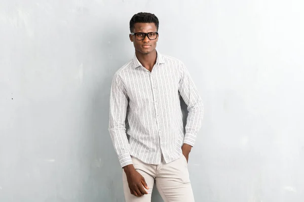 Jovem Afro Americano Com Óculos Posando Parede Cinza Texturizada — Fotografia de Stock