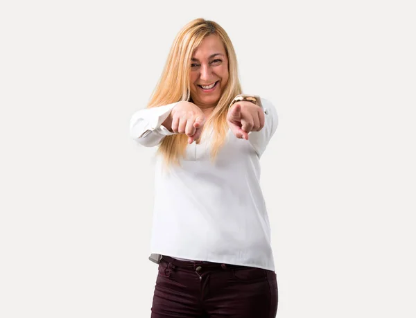 Wiek Średni Blond Kobieta Białą Koszulę Wskazuje Palcem Ciebie Jednocześnie — Zdjęcie stockowe