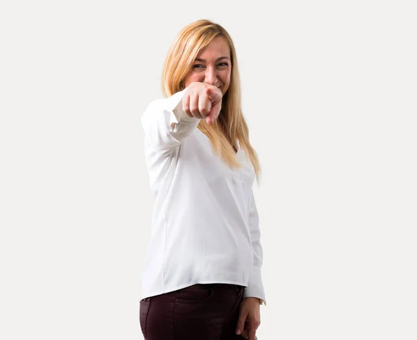 孤立した灰色の背景に自信を持って式に白いシャツ ポイント指で中年の金髪女性 — ストック写真