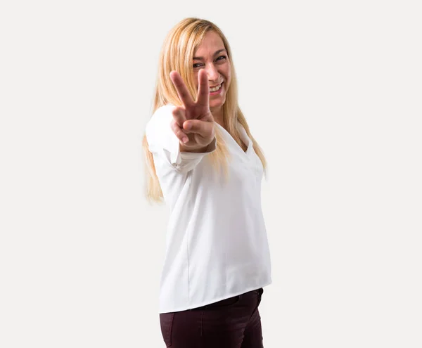 Blond Žena Středního Věku Bílou Košilí Usmívající Ukazuje Znamení Vítězství — Stock fotografie