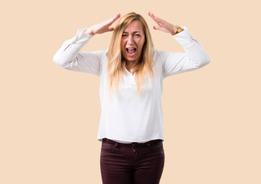 Orta yaş sürpriz ve şok yüz ifadesi ile beyaz gömlek sarışın kadınla. Çünkü ağzı açık izole koyu sarı arka plan üzerinde neler olduğunu inanamıyorum.