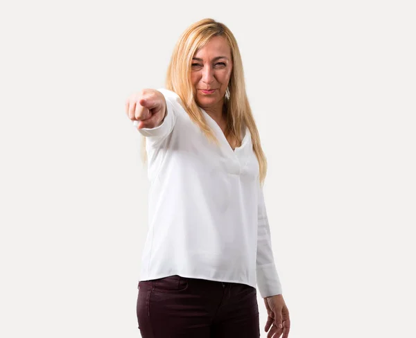 Μέσης Ηλικίας Ξανθιά Γυναίκα Λευκό Πουκάμισο Ενοχλημένος Θυμωμένος Μανιώδη Χειρονομία — Φωτογραφία Αρχείου