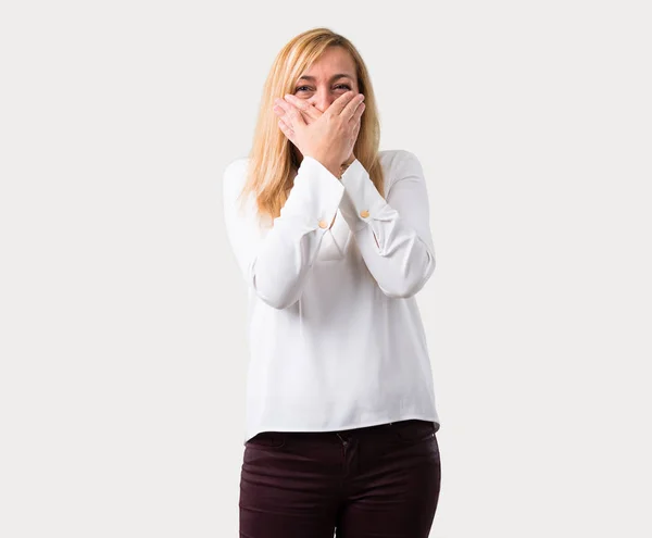 Donna Bionda Mezza Età Con Camicia Bianca Che Copre Bocca — Foto Stock