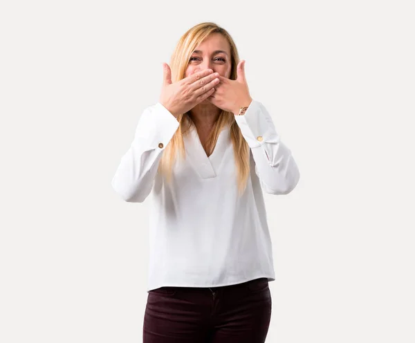 Mujer Rubia Mediana Edad Con Camisa Blanca Cubriendo Boca Con —  Fotos de Stock