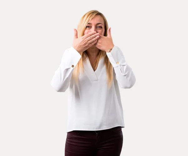 Blonde Frau Mittleren Alters Mit Weißem Hemd Das Den Mund — Stockfoto