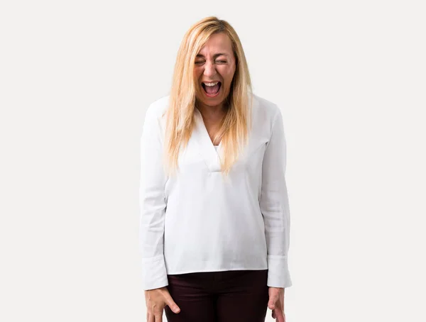 Mulher Loira Meia Idade Com Camisa Branca Gritando Para Frente — Fotografia de Stock