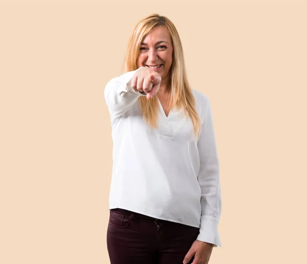 Orta Yaş Sarışın Kadın Beyaz Gömlek Ile Parmak Seni Işaret — Stok fotoğraf
