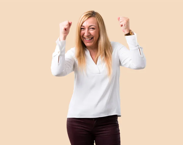 Medelålders Blond Kvinna Med Vit Skjorta Fira Seger Vinnare Position — Stockfoto