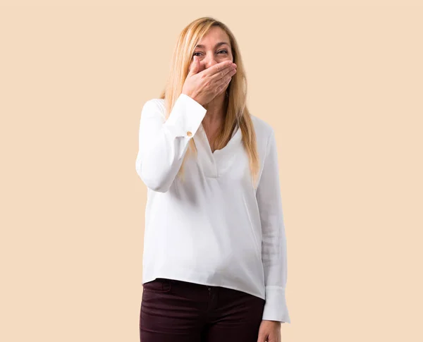 Blonde Vrouw Van Middelbare Leeftijd Met Witte Shirt Die Betrekking — Stockfoto