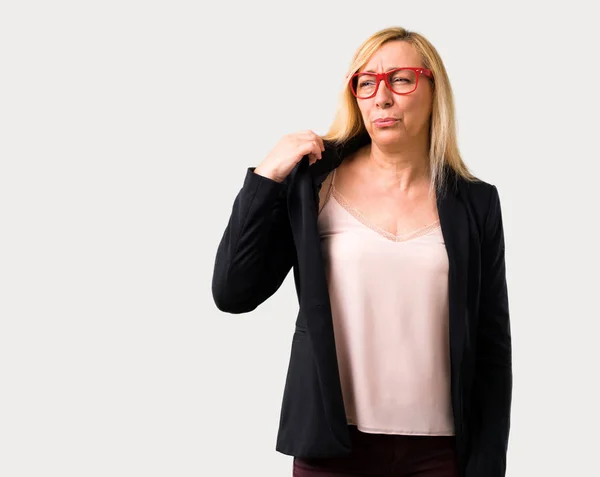 Middelbare Leeftijd Blonde Zakenvrouw Met Zwarte Jas Met Moe Ziek — Stockfoto