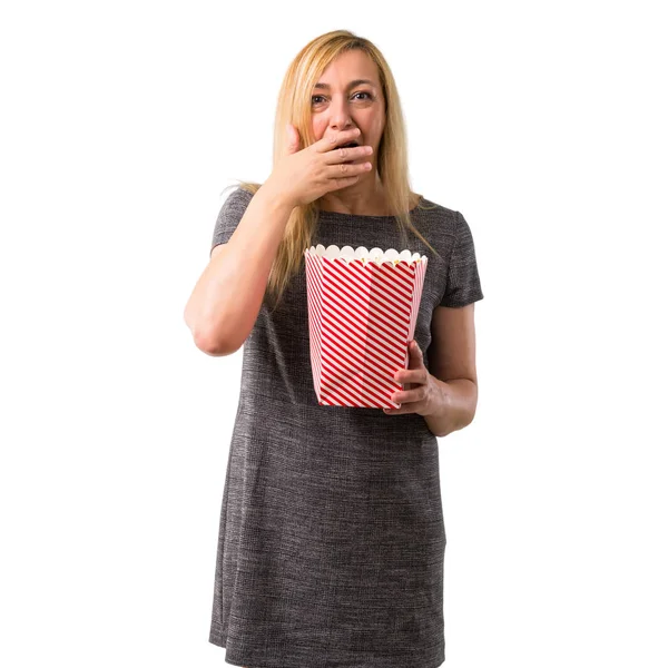 Mujer Rubia Mediana Edad Sorprendida Mientras Comía Palomitas Maíz Tazón —  Fotos de Stock