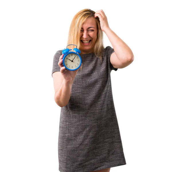 Mujer Rubia Mediana Edad Inquieta Porque Hecho Tarde Celebración Reloj — Foto de Stock