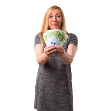 Bir sürü para izole beyaz zemin üzerine alarak orta yaş sarışın kadın