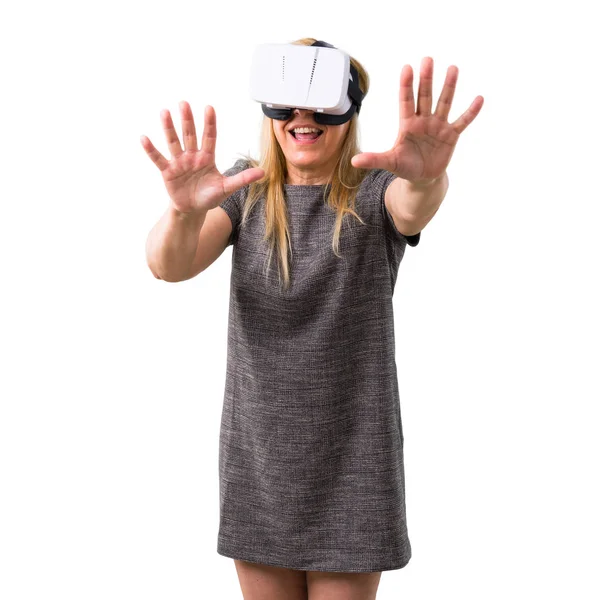 Mujer Rubia Mediana Edad Usando Gafas Experiencia Realidad Virtual Sobre — Foto de Stock