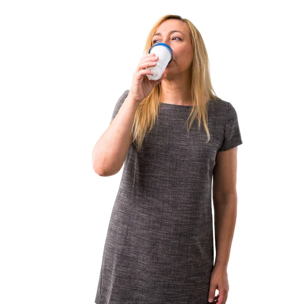 Mulher Loira Meia Idade Bebendo Café Quente Taça Papel Takeaway — Fotografia de Stock