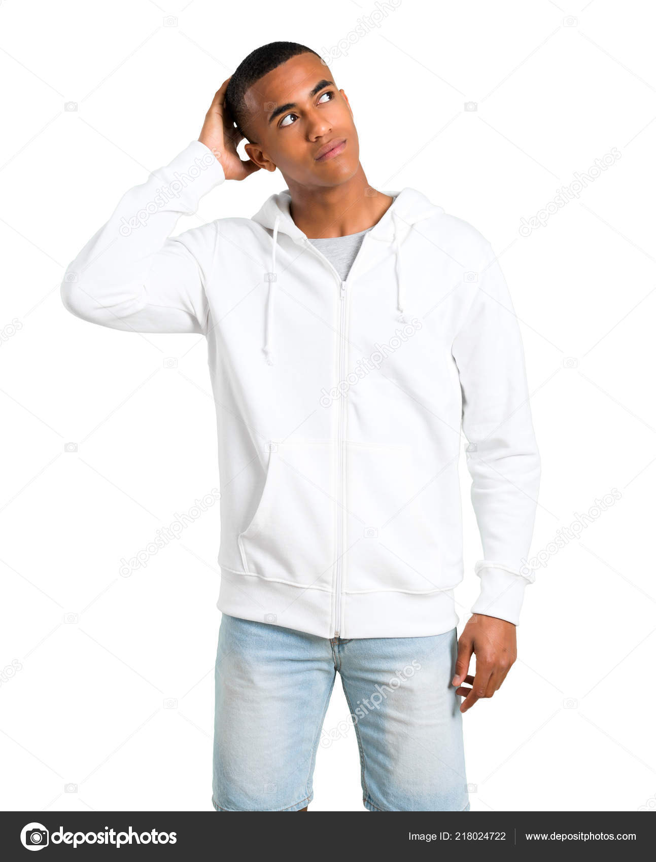 Jeune Homme Peau Foncee Avec Sweat Blanc Debout Reflechissant Une Photo de stock par luismolinero 218024722