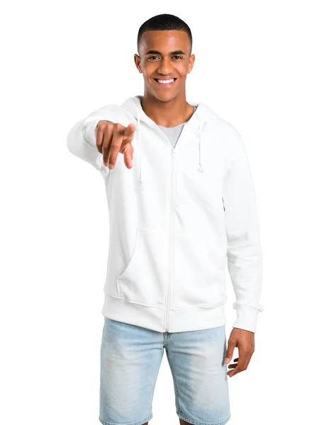 Dunkelhäutiger Junger Mann Mit Weißem Sweatshirt Zeigt Mit Dem Finger — Stockfoto