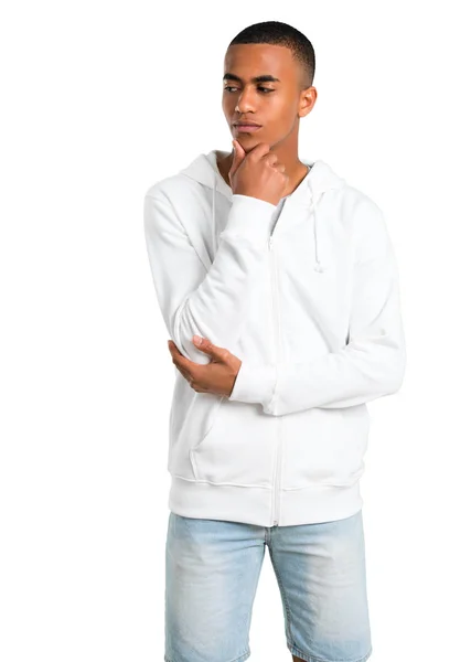 Jovem Pele Escura Com Camisola Branca Olhando Para Lado Com — Fotografia de Stock