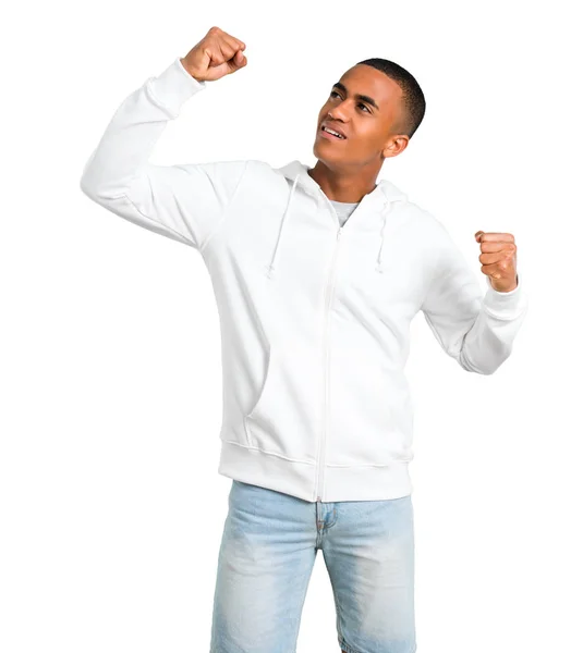Jovem Pele Escura Com Camisola Branca Comemorando Uma Vitória Surpreso — Fotografia de Stock