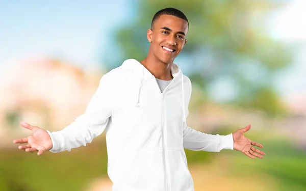 Donkere Jongeman Met Witte Sweatshirt Trots Zelfingenomen Hou Van Jezelf — Stockfoto