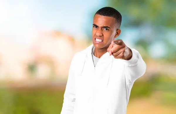 Der Dunkelhäutige Junge Mann Mit Weißem Sweatshirt Ärgerte Sich Wütender — Stockfoto