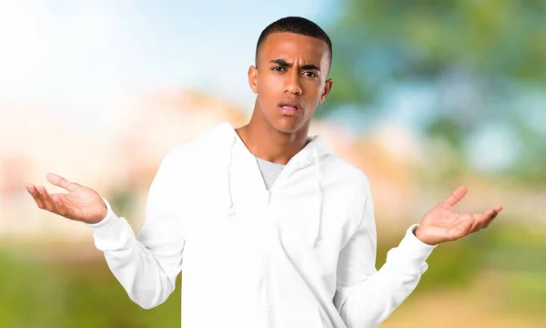 Jeune Homme Peau Foncée Avec Sweat Shirt Blanc Malheureux Frustré — Photo