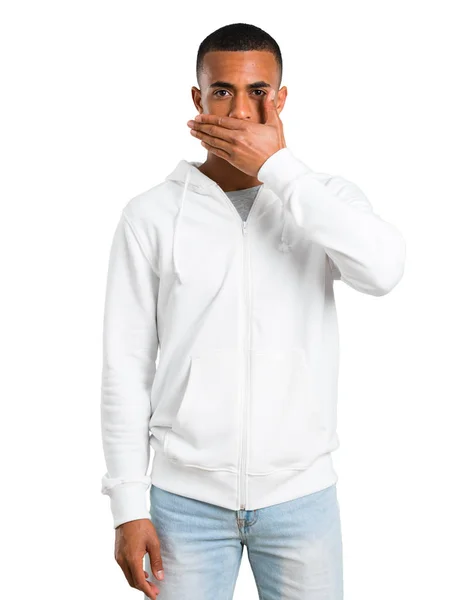 Dunkelhäutiger Junger Mann Mit Weißem Sweatshirt Der Den Mund Mit — Stockfoto