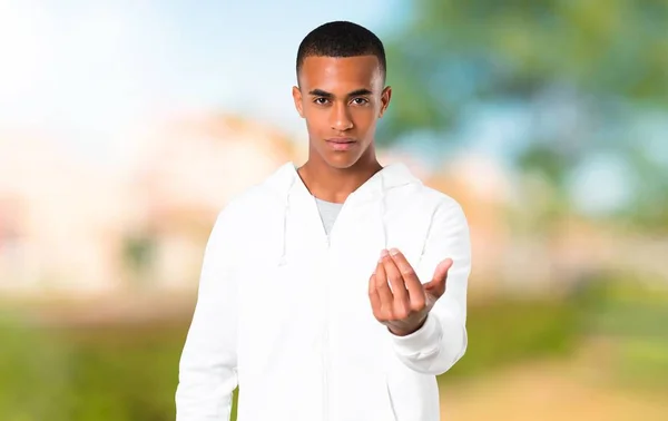 Ciemnoskóry Młody Człowiek Biały Bluza Prezentacji Zapraszając Pochodzą Ręki Szczęśliwy — Zdjęcie stockowe